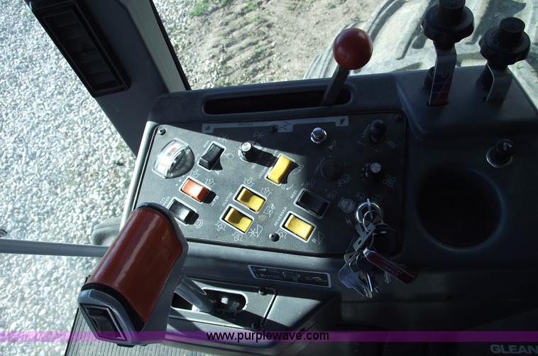 image for item A4231 2001 Gleaner R72 RWA combine