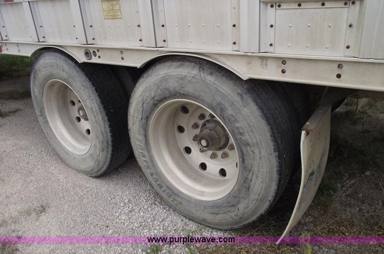 image for item 5440 2006 Barrett 53' double deck aluminum stock trailer