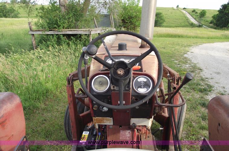 image for item 5444 1974 International Farmall 1066 tractor