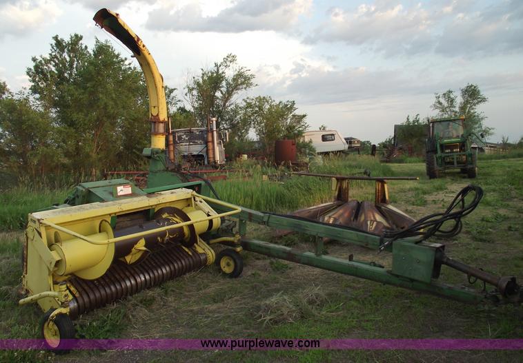 image for item 5446 1985 John Deere 3970 forage harvester