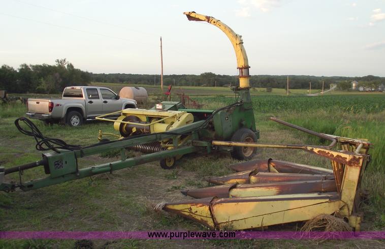 image for item 5446 1985 John Deere 3970 forage harvester