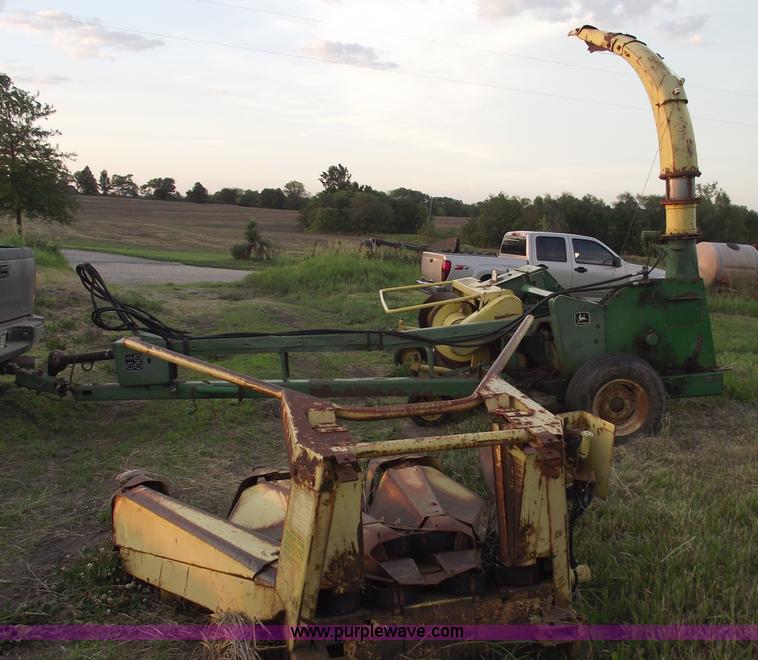 image for item 5446 1985 John Deere 3970 forage harvester