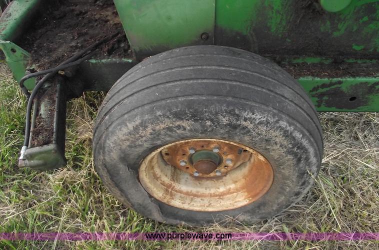 image for item 5446 1985 John Deere 3970 forage harvester