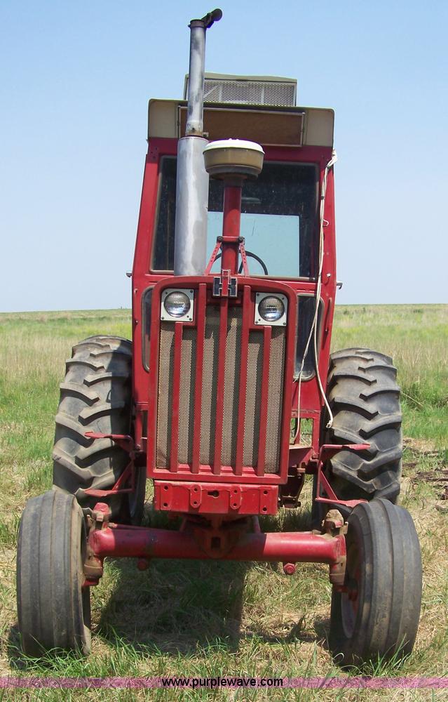 image for item 7337 International 806 Diesel tractor