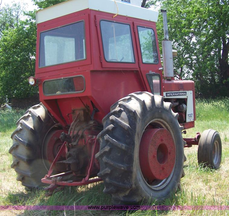 image for item 7337 International 806 Diesel tractor