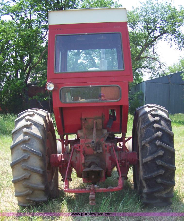 image for item 7337 International 806 Diesel tractor