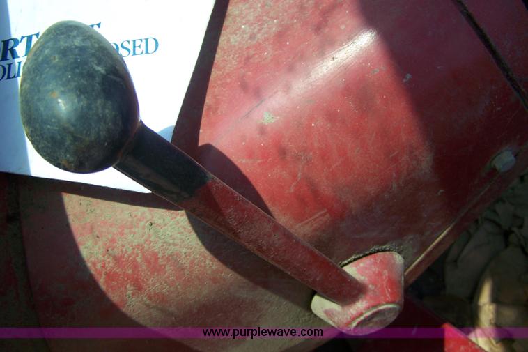 image for item 7337 International 806 Diesel tractor