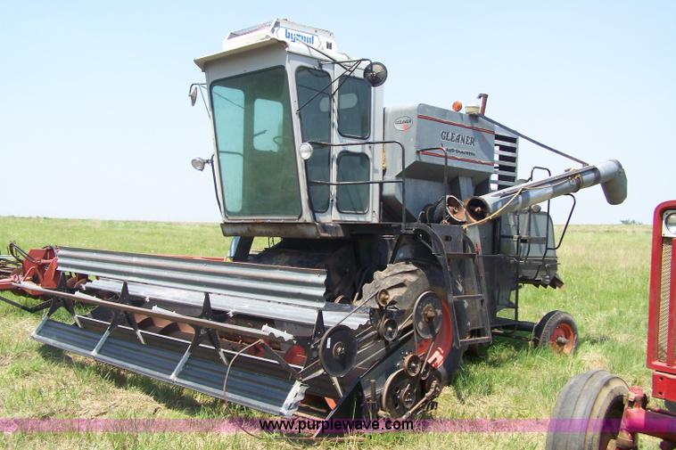 image for item 7338 Gleaner F combine