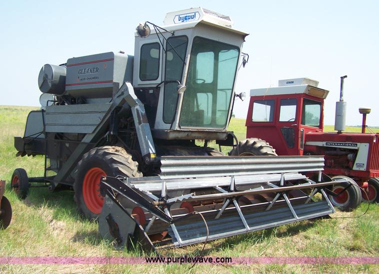 image for item 7338 Gleaner F combine