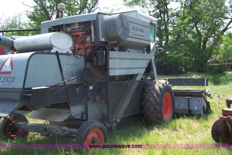 image for item 7338 Gleaner F combine