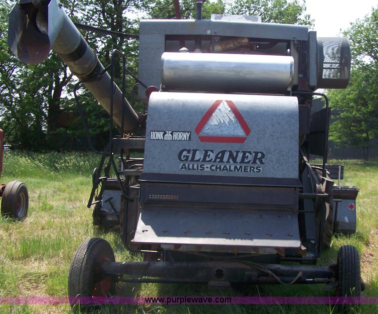 image for item 7338 Gleaner F combine
