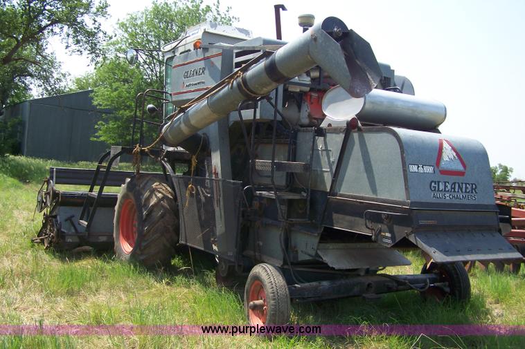 image for item 7338 Gleaner F combine