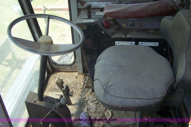 image for item 7338 Gleaner F combine