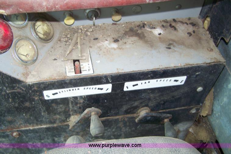 image for item 7338 Gleaner F combine