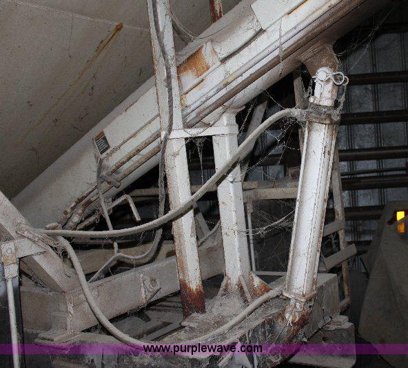 image for item A2512 1984 Chevrolet C70 fertilizer truck