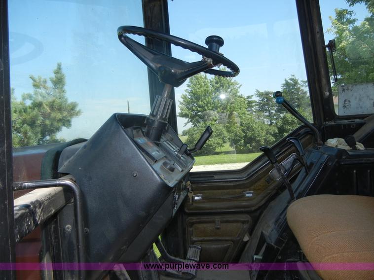 image for item A3078 1982 International 5288 tractor