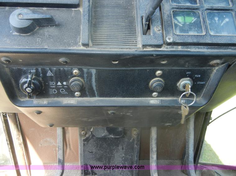 image for item A3078 1982 International 5288 tractor