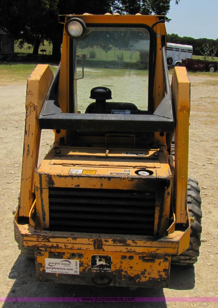 image for item A4690 1987 John Deere 575 skid steer loader