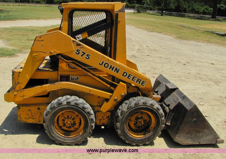 image for item A4690 1987 John Deere 575 skid steer loader