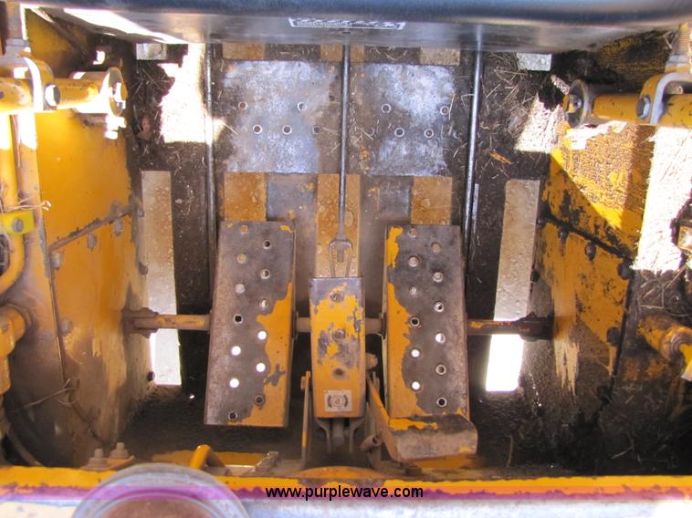 image for item A4690 1987 John Deere 575 skid steer loader