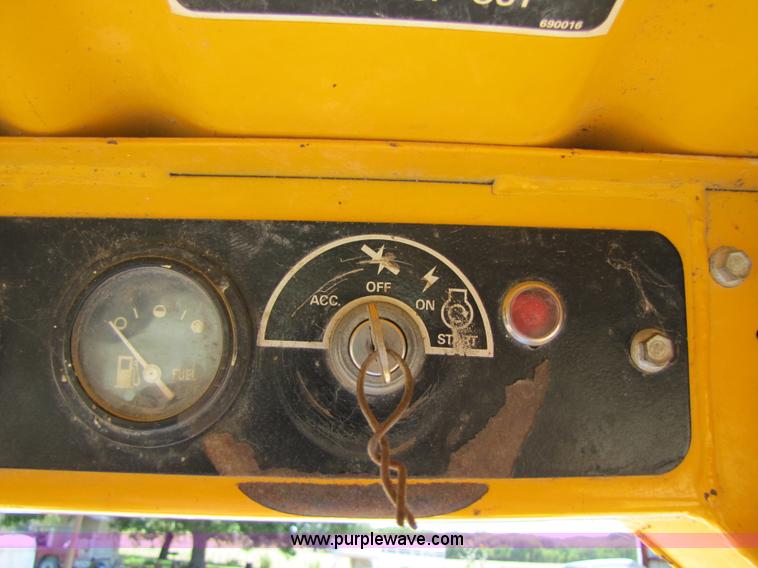 image for item A4690 1987 John Deere 575 skid steer loader