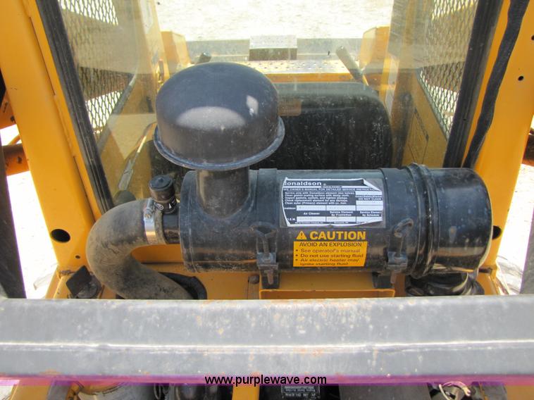 image for item A4690 1987 John Deere 575 skid steer loader