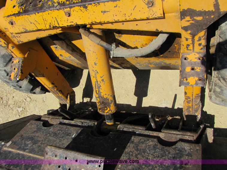 image for item A4690 1987 John Deere 575 skid steer loader