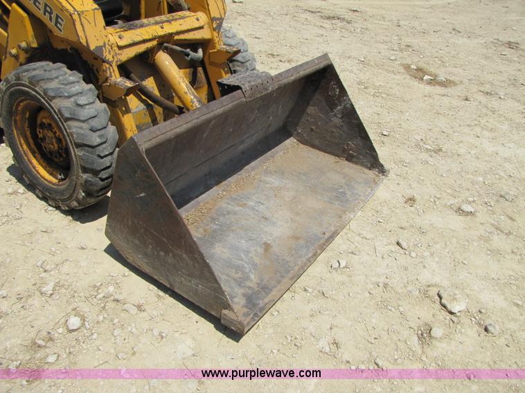 image for item A4690 1987 John Deere 575 skid steer loader