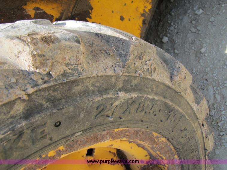 image for item A4690 1987 John Deere 575 skid steer loader