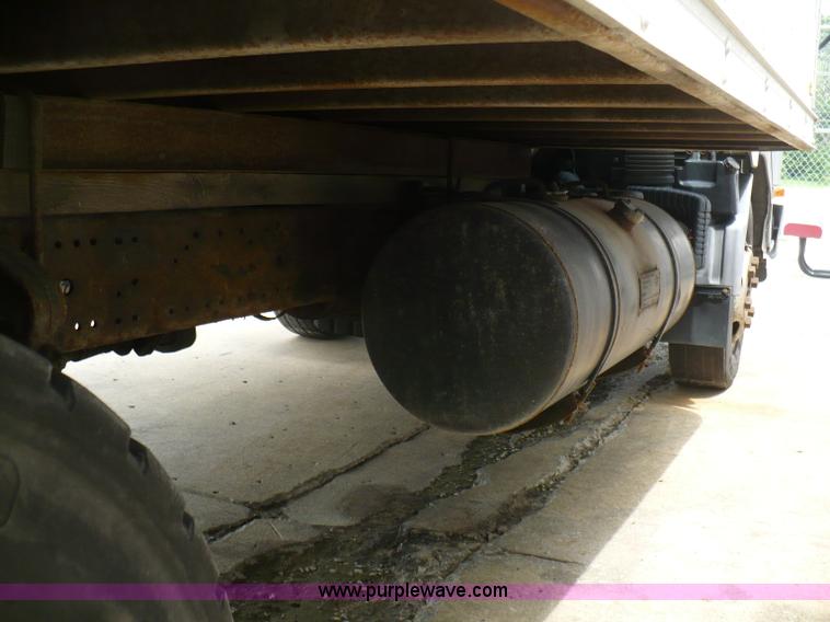 image for item 5908 1997 Mitsubishi Fuso FE box truck