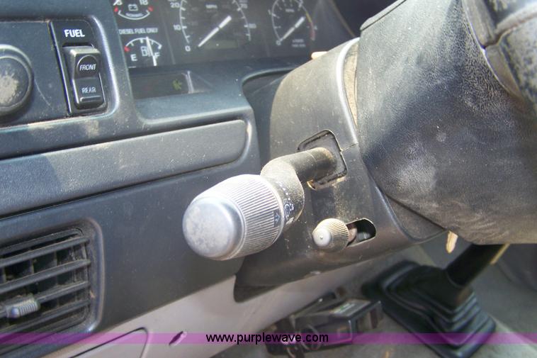 image for item 7352 1996 Ford F350 XLT crew cab pickup truck