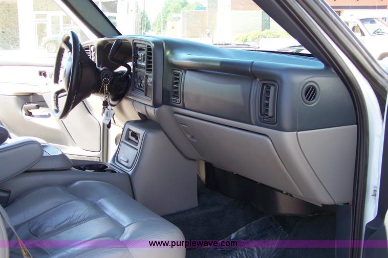 image for item 7401 2001 Chevrolet Suburban K1500 SUV