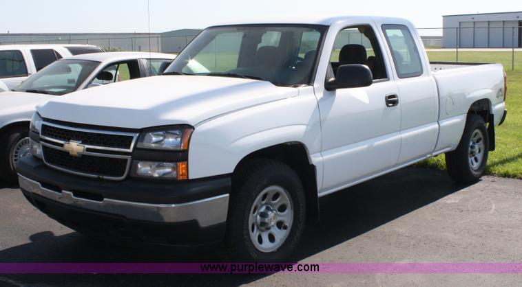 image for item A2079 2006 Chevrolet Silverado K1500 extended cab pickup truck