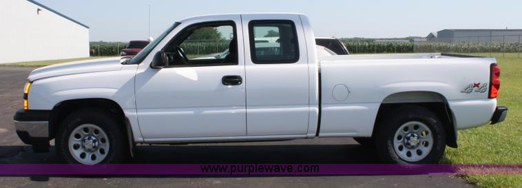 image for item A2079 2006 Chevrolet Silverado K1500 extended cab pickup truck