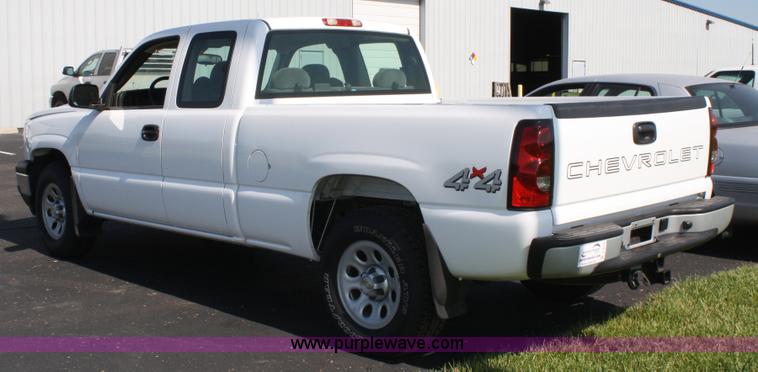 image for item A2079 2006 Chevrolet Silverado K1500 extended cab pickup truck