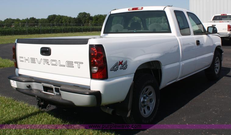 image for item A2079 2006 Chevrolet Silverado K1500 extended cab pickup truck