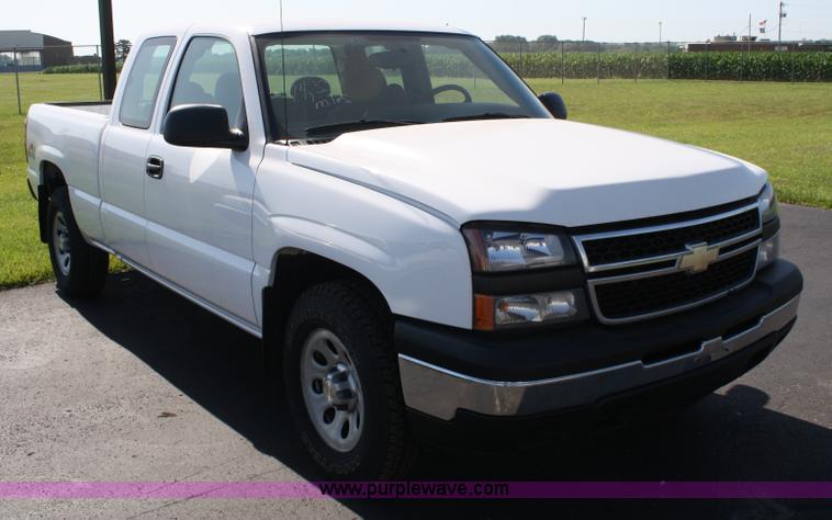 image for item A2079 2006 Chevrolet Silverado K1500 extended cab pickup truck