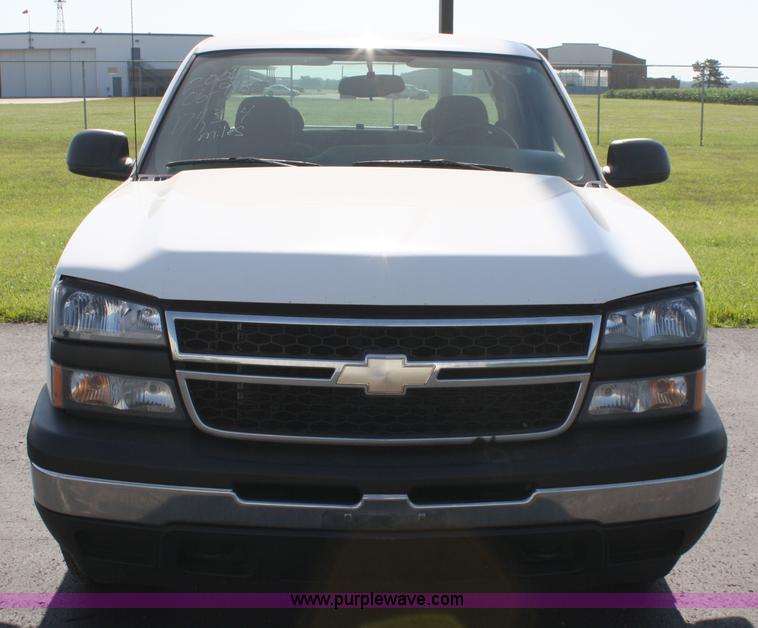 image for item A2079 2006 Chevrolet Silverado K1500 extended cab pickup truck