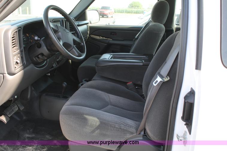 image for item A2079 2006 Chevrolet Silverado K1500 extended cab pickup truck