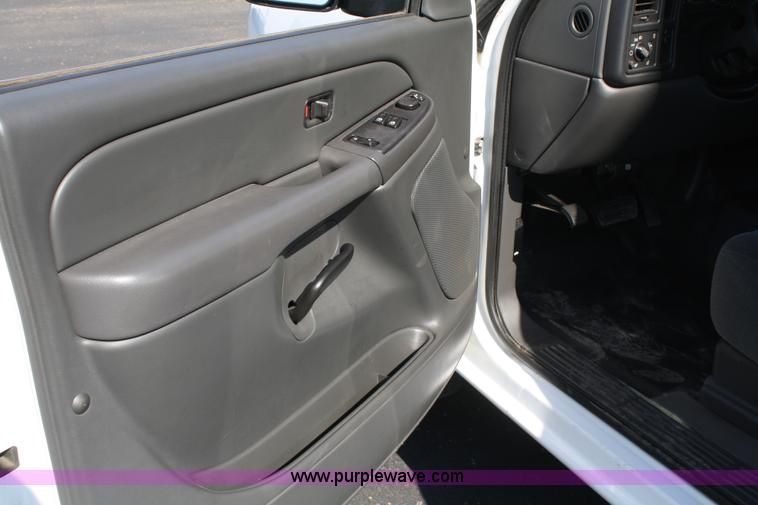 image for item A2079 2006 Chevrolet Silverado K1500 extended cab pickup truck