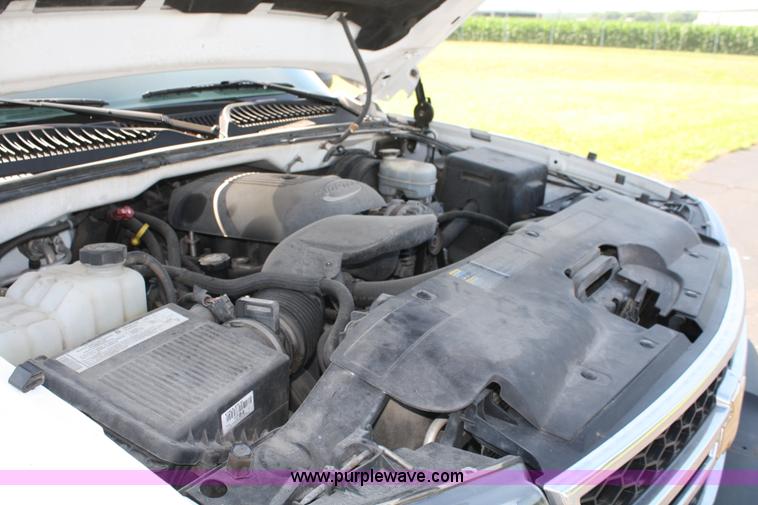 image for item A2079 2006 Chevrolet Silverado K1500 extended cab pickup truck