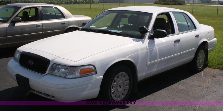 image for item A2081 2004 Ford Crown Victoria Police Interceptor