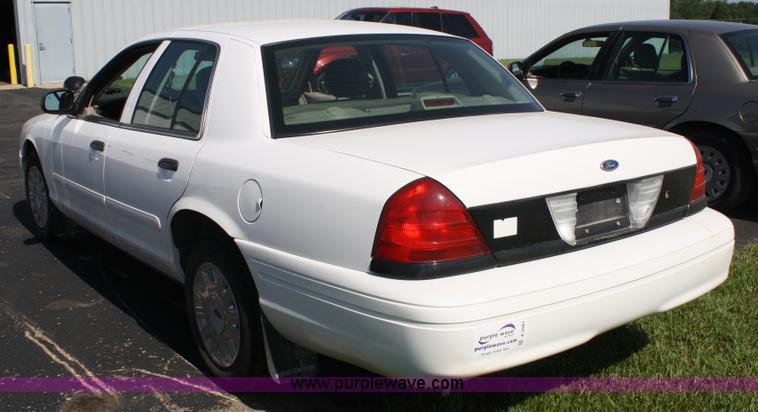 image for item A2081 2004 Ford Crown Victoria Police Interceptor