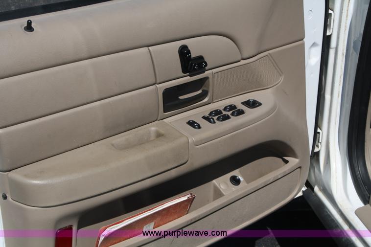 image for item A2081 2004 Ford Crown Victoria Police Interceptor