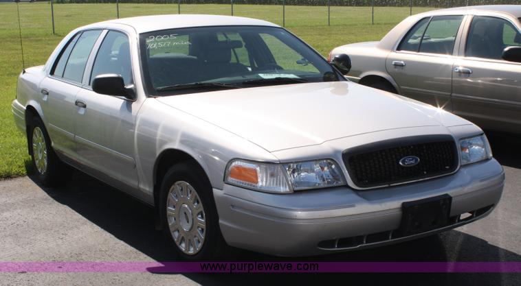 image for item A2082 2005 Ford Crown Victoria Police Interceptor