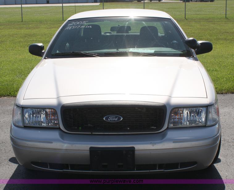 image for item A2082 2005 Ford Crown Victoria Police Interceptor