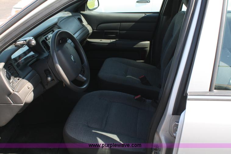 image for item A2082 2005 Ford Crown Victoria Police Interceptor