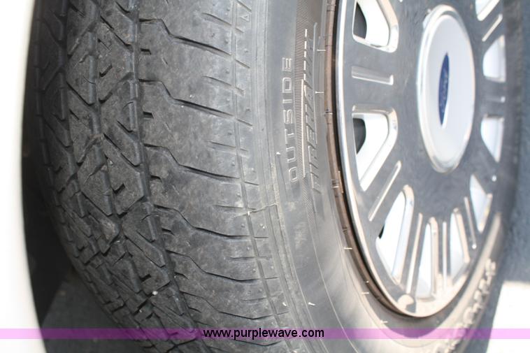 image for item A2082 2005 Ford Crown Victoria Police Interceptor