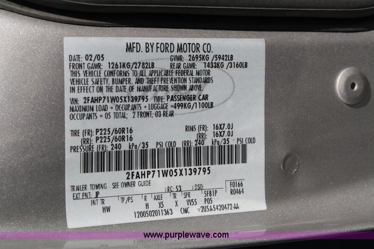 image for item A2082 2005 Ford Crown Victoria Police Interceptor