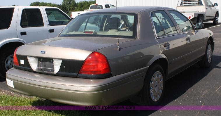 image for item A2085 2005 Ford Crown Victoria Police Interceptor